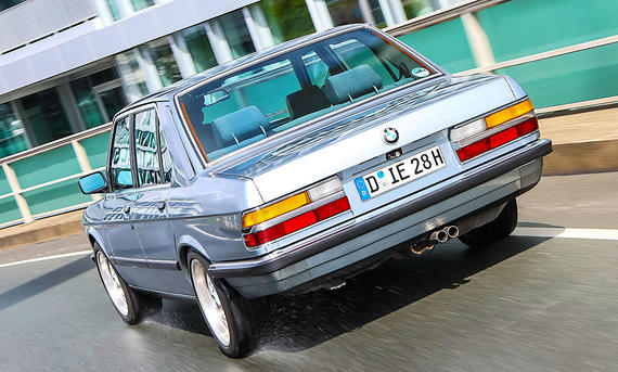 Der BMW 525 eta fahrend von schräg hinten fotografiert.