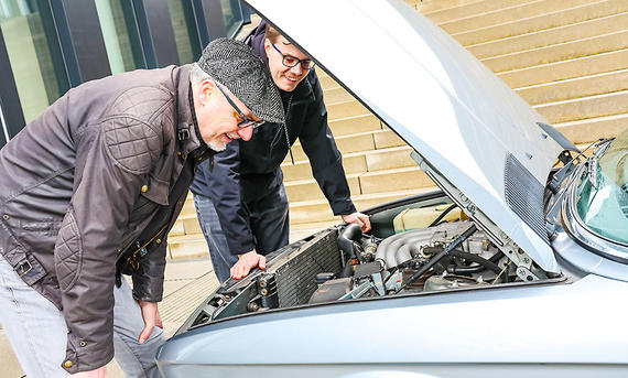 Autor und Besitzer des BMW 525 eta stehen vor der geöffneten Motorhaube.