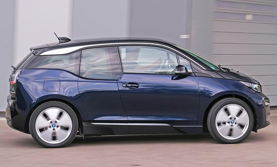 Der BMW i3 fahrend seitlich