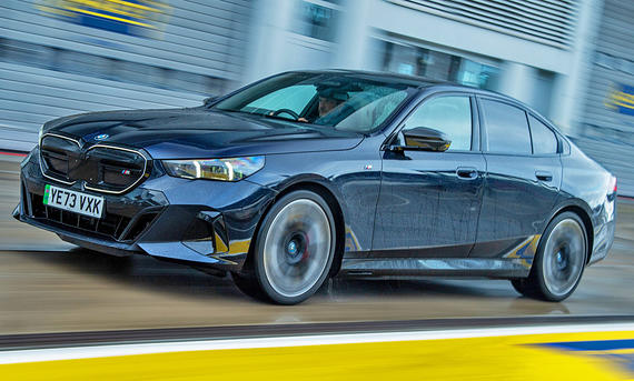 Der BMW i5 M60 xDrive fahrend von vorne