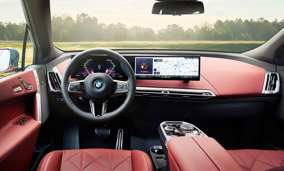 Blick in den Innenraum auf die Armaturen des BMW iX Facelift (2025).