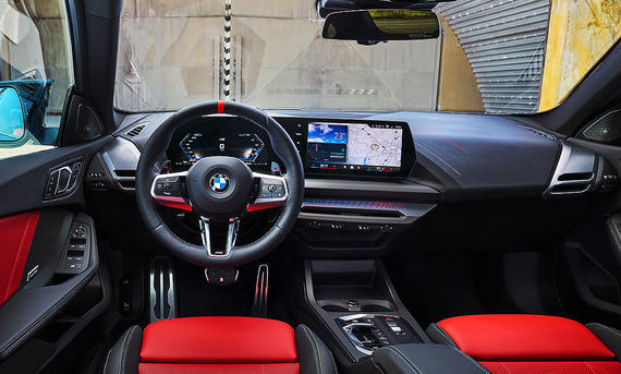 BMW 2er Gran Coupé (2024): Blick in den Innenraum und auf die Armaturen des Autos.