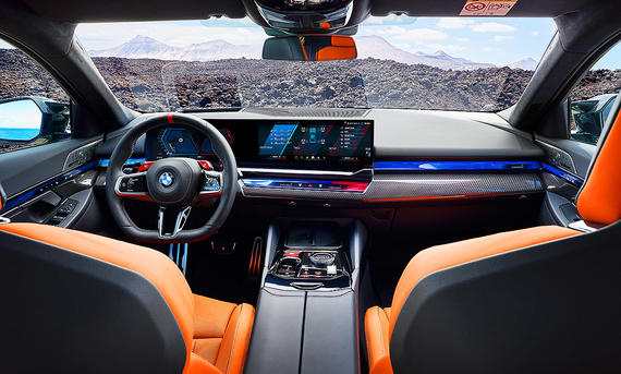 BMW M5 (2024); Sportwagen; Limousine; Innenansicht; grünes Auto; Cockpit; Interieur; Innenraum; Lenkrad, Mittelkonsole; Armaturen