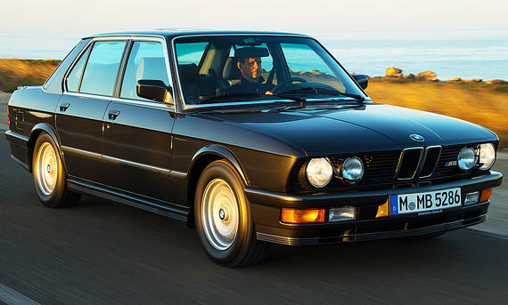 Der BMW M5 (E28) fahrend von schräg vorne