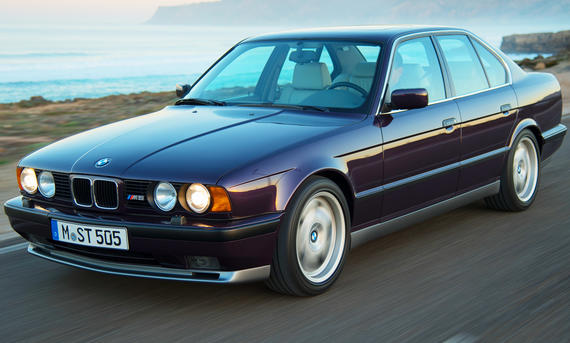 Der BMW M5 (E34) fahrend von schräg vorne