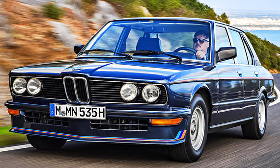 Der BMW M535i (E12) fahrend von schräg vorne