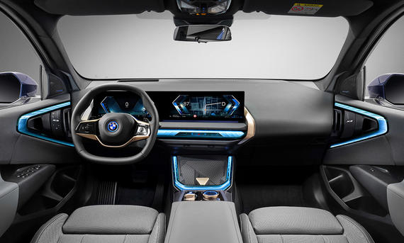 BMW X3 (2024); Mittelklasse-SUV; blaues Auto; Innenansicht; Innenraum; Cockpit; Mittelkonsole, Lenkrad