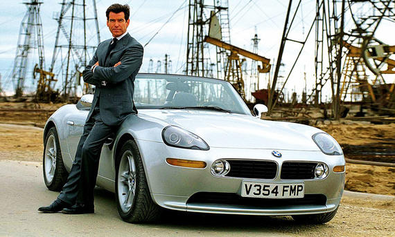 James Bond steht am BMW Z8 (2001)