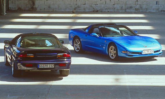 Chevrolet Camaro Z28 und Chevrolet Corvette C5 stehend