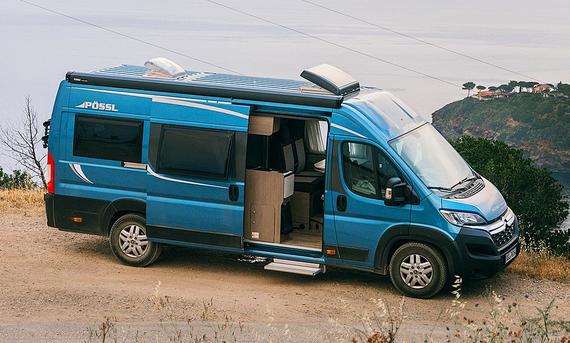 Im Bild ist der stehende Pössl Roadcruiser Revolution von schräg vorne zu sehen.