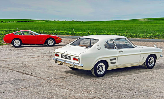 Ferrari 365 GTB/4 Daytona und Ford Capri stehend von schräg hinten