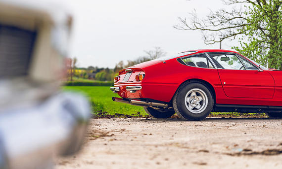 Blick von der Stoßstange des Ford Capri auf den Ferrari 365 GTB/4 Daytona