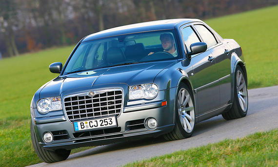 Der Chrysler 300C SRT8 fahrend von schräg vorne fotografiert.