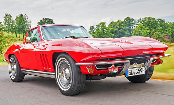 Die Chevrolet Corvette C2 fahrend von vorne