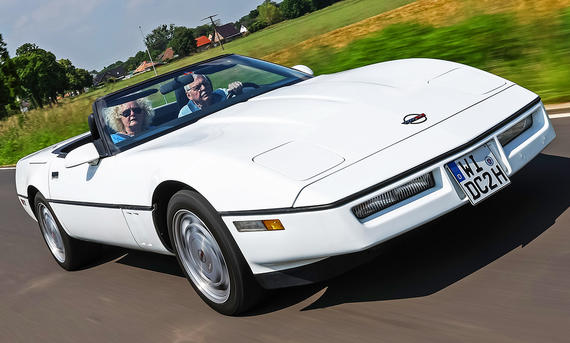 Die Chevrolet Corvette C4 fahrend von vorne