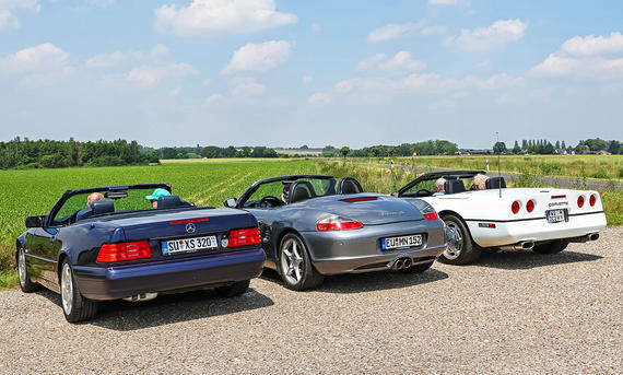 Corvette C4, Mercedes 320 SL, Boxster S stehend von hinten