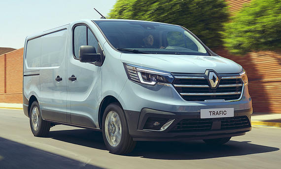 Das Bild zeigt den Renault Trafic (2022) fahrend von schräg vorne links.