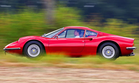 Der Ferrari Dino 246 GT fahrend seitlich