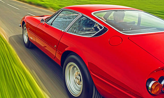 Der Ferrari 365 GTB/4 Daytona fahrend von schräg hinten