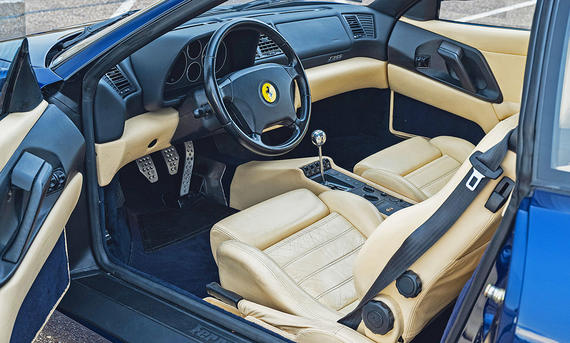 Das Cockpit des Ferrari F355 GTS