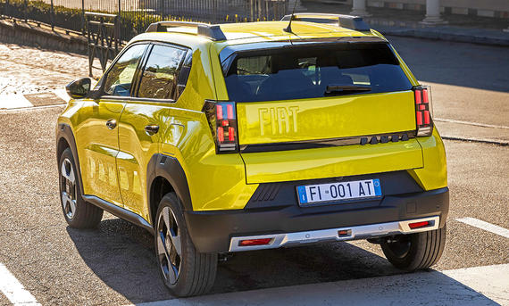 Der Fiat Grande Panda (2025) fahrend von schräg hinten