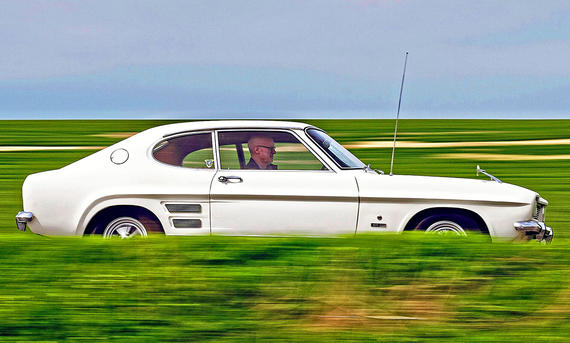 Der Ford Capri fahrend seitlich