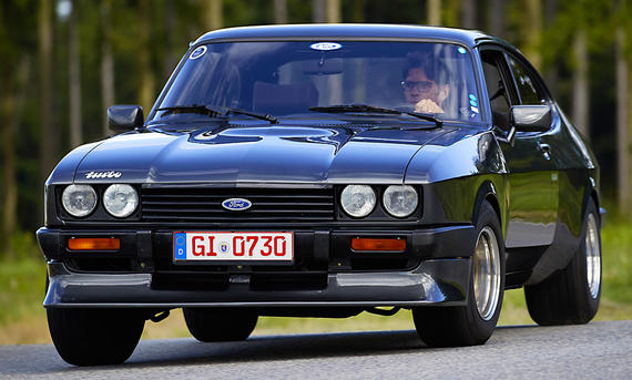 Der Ford Capri 2.8 Turbo fahrend von schräg vorne fotografiert.