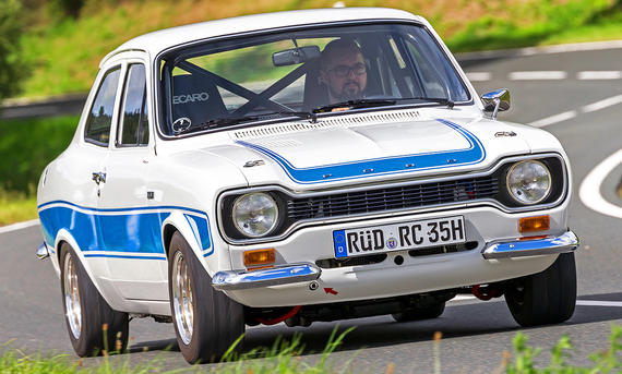 Der Ford Escort RS 2000 fahrend von vorne