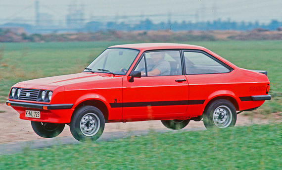 Der Ford Escort RS 2000 fahrend seitlich