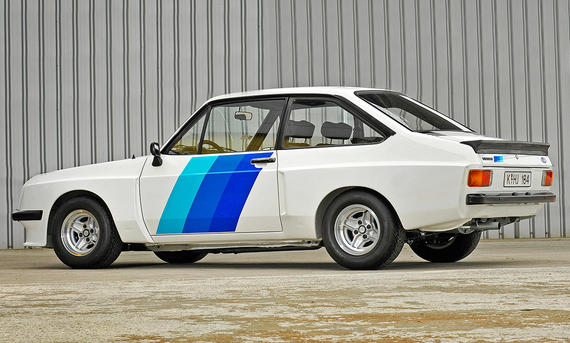 Der Ford Escort RS 2000 X-Pack stehend von schräg hinten