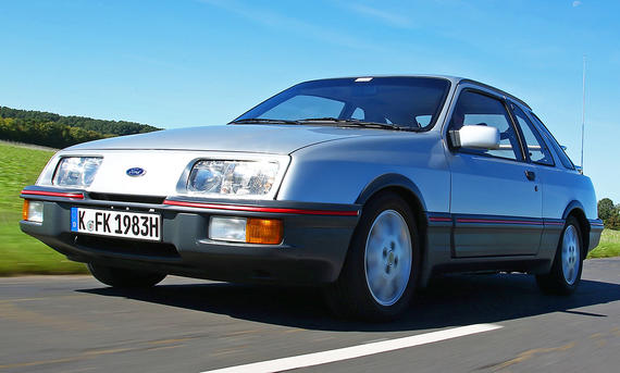 Der Ford Sierra XR4i fahrend von schräg vorne