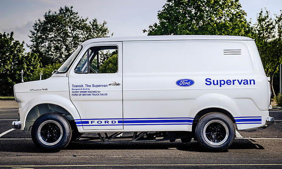 Der Ford Transit Supervan stehend von der Seite fotografiert.