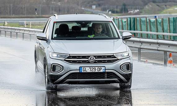 Ganzjahresreifen-Test, Fahrzeug fährt auf nasser Straße