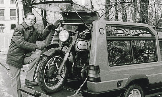 Halwart Schrader stehend neben seinem Matra Rancho mit offener Heckklappe fotografiert.