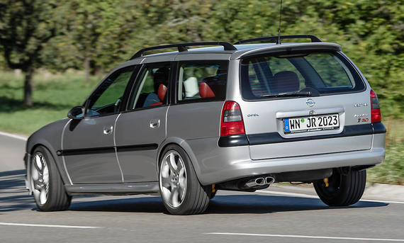 Irmscher i30 Heckansicht fahrend