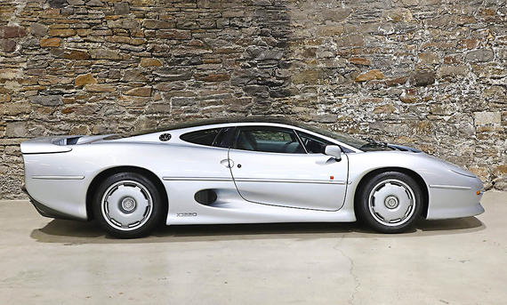 Der Jaguar XJ220 statisch von der Seite fotografiert.