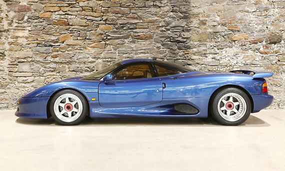 Der Jaguar XJR-15 statisch von der Seite fotografiert.