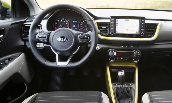 Das Cockpit des Kia Stonic (2017).