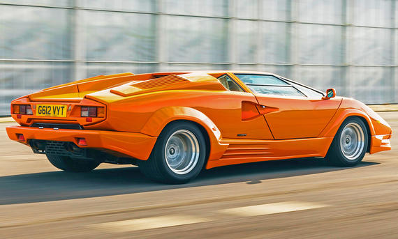 Der Lamborghini Countach fahrend von schräg hinten