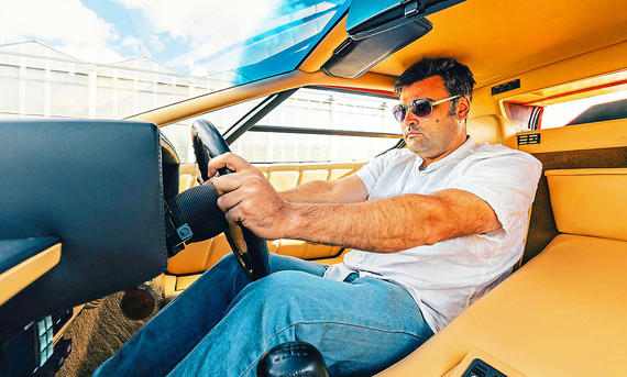 Autor Sam Dawson im Lamborghini Countach