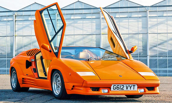 Der Lamborghini Countach stehend von schräg vorne