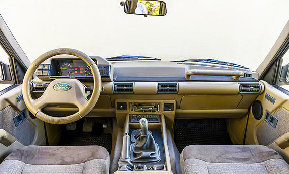 Das Cockpit des Land Rover Discovery V8i.