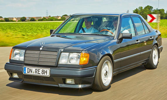 Der Mercedes 300 E AMG fahrend von vorne