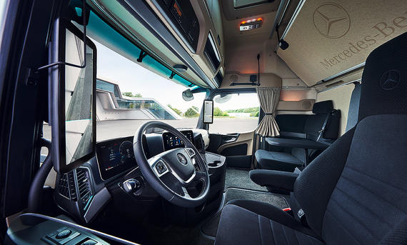 Blick in den Innenraum des Mercedes Actros L (2024).