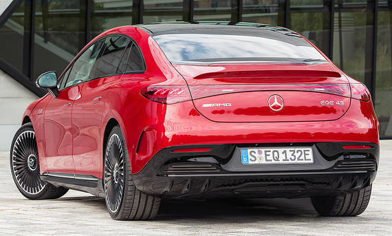 Der Mercedes-AMG EQE 43 (2022) stehend von schräg hinten.