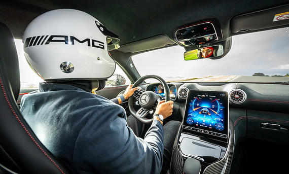 Car-Redakteur Curtis Moldrich am Steuer des Mercedes-AMG GT 63 Pro (2024); Blick ins Cockpit.