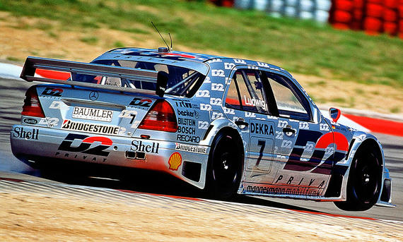 Die Mercedes C-Klasse (W202) DTM 1994 fahrend von hinten