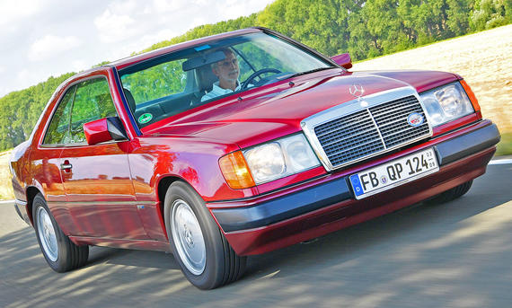 Der Mercedes 230 CE (C124) fahrend von schräg vorne