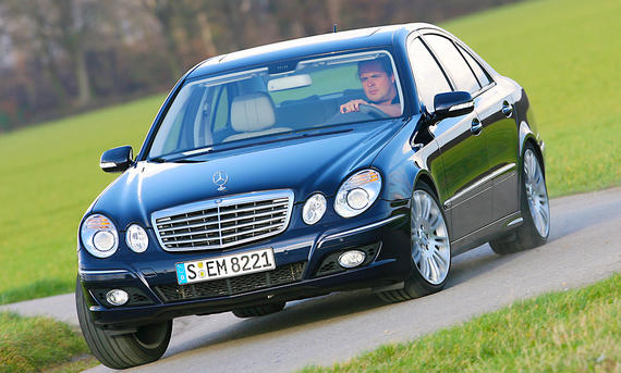 Der Mercedes E 500 fahrend von schräg vorne fotografiert.