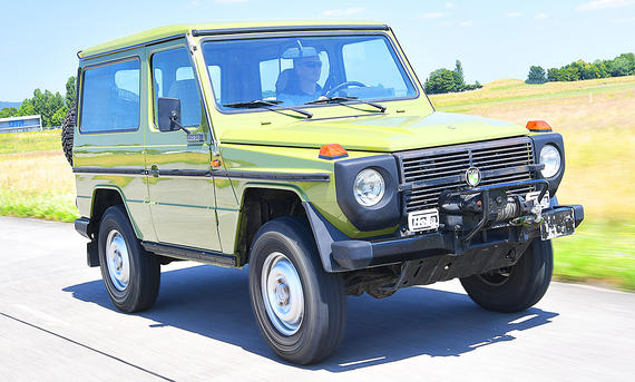 Der Mercedes/Puch G fahrend von vorne